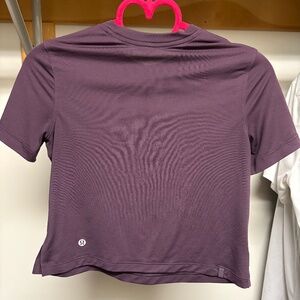 Lululemon loose fit cropped lightweight T-shirt Size 0, plum color